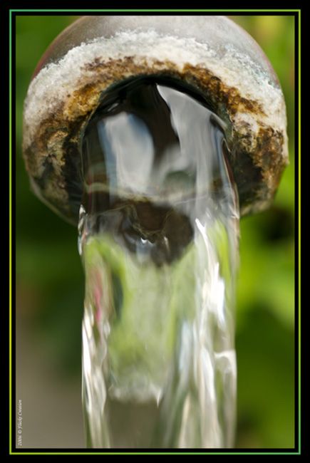 Nature - Photographie macro d'eau coulant d'un robinet de fontaine