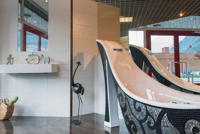 Entreprise - Photographie d'une baignoire en forme de soulier haut talon pour la société Frehner & Fils SA
