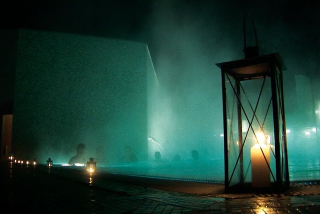 Entreprise - Photographie des bains extérieurs pour les soirées aux lanternes pour les Bains de la Gruyère Charmey
