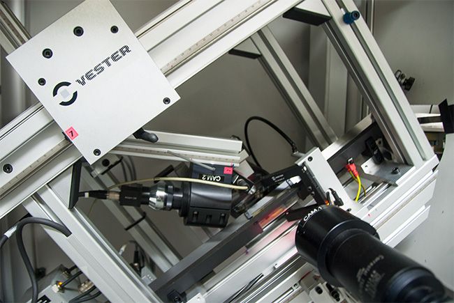 Entreprise - Photographie d'une machine de tests de conformité au laser pour l'entreprise de décolletage J. Baertschi SA