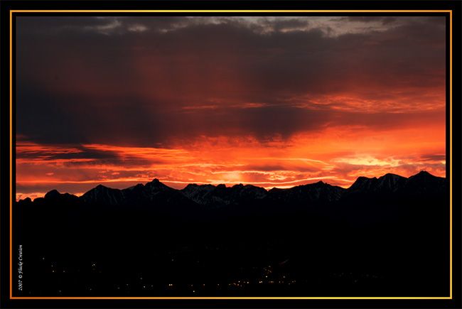 Nature - Photographie d'un couché de soleil sur les Alpes, donnant un aspect  de montagnes en feu