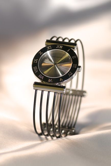 Packshot - Photographie d'une montre de luxe sur tissu de soie, composée la magie d'un éclairage naturel