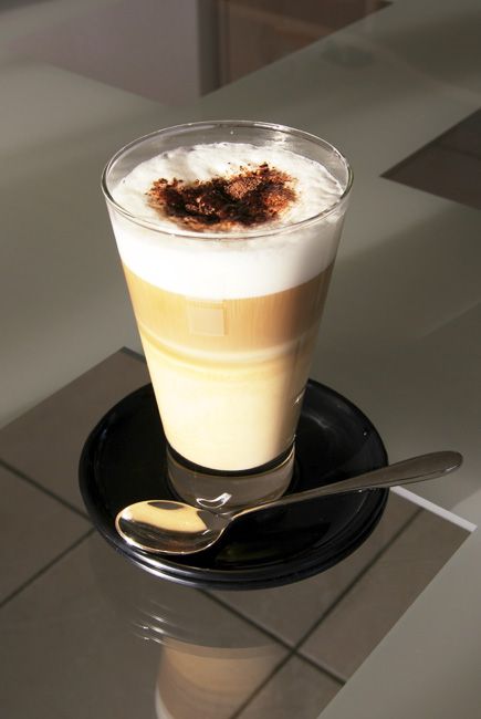 Packshot - Photographie d'un verre de café glacé pour la boulangerie confiserie Le Colibri